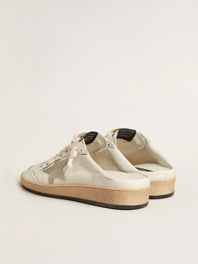 Zapatillas Ball Star tipo sabot en piel napa con estrella de gamuza gris hielo