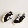 Zapatillas de tenis para mujer en gamuza negra con lengüeta de talón de cuero blanco