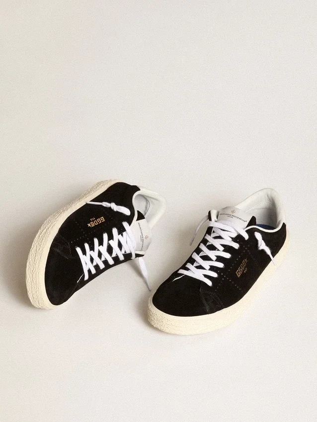 Zapatillas de tenis para mujer en gamuza negra con lengüeta de talón de cuero blanco