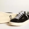 Zapatillas de tenis para mujer en gamuza negra con lengüeta de talón de cuero blanco