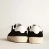 Zapatillas de tenis para mujer en gamuza negra con lengüeta de talón de cuero blanco