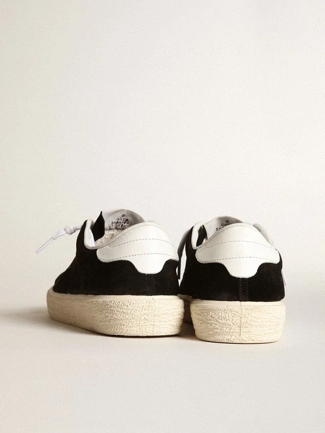 Zapatillas de tenis para mujer en gamuza negra con lengüeta de talón de cuero blanco