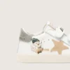Zapatillas escolares para bebé en napa con estrella de gamuza beige y estampado de mascota