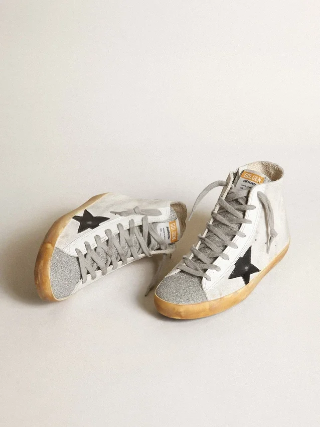Zapatillas Francy para mujer en gamuza blanca con estrella de cuero negro y lengüeta con cristales Swarovski plateados