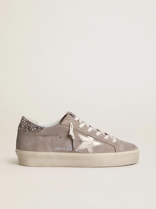 Zapatillas Hi Star para mujer en gamuza beige con estrella de cuero laminado y lengüeta del talón con purpurina