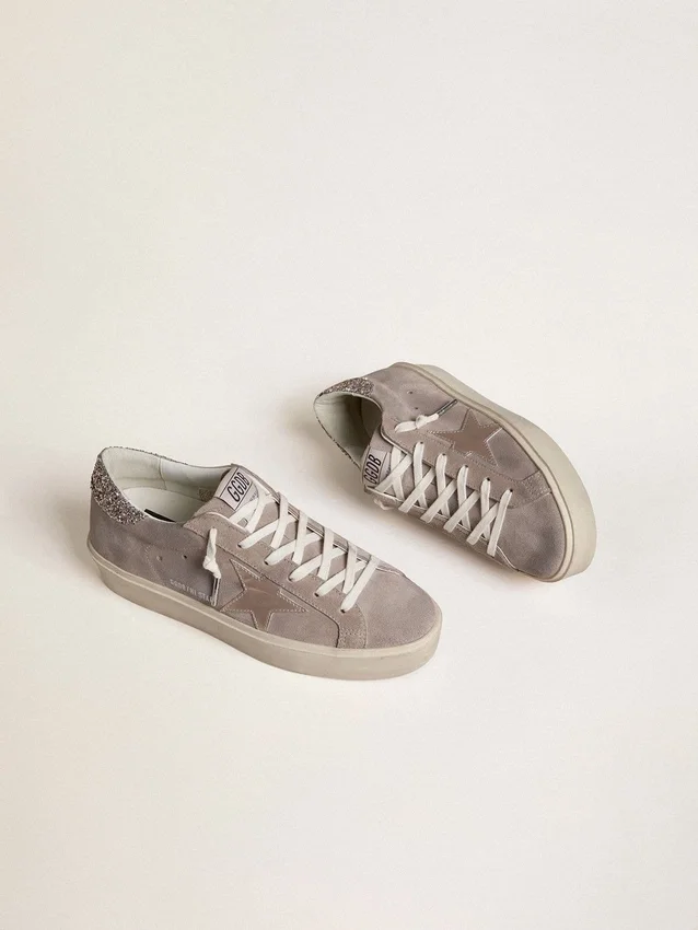 Zapatillas Hi Star para mujer en gamuza beige con estrella de cuero laminado y lengüeta del talón con purpurina
