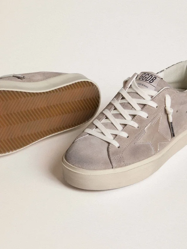 Zapatillas Hi Star para mujer en gamuza beige con estrella de cuero laminado y lengüeta del talón con purpurina