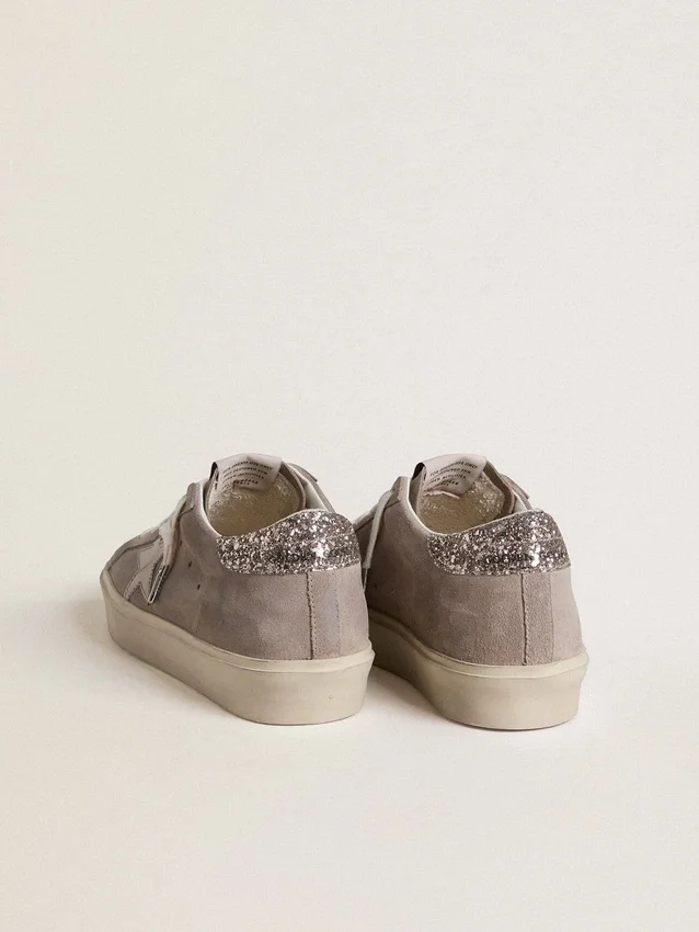 Zapatillas Hi Star para mujer en gamuza beige con estrella de cuero laminado y lengüeta del talón con purpurina