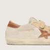 Zapatillas Old School para mujer en gamuza color perla con estrella de cuero rojo ladrillo y tira de rafia