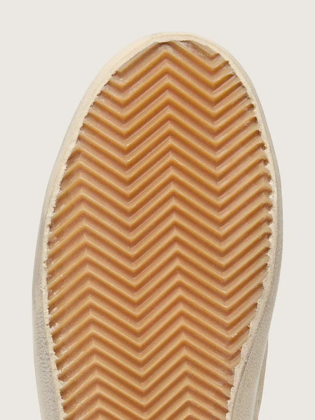 Zapatillas Old School para mujer en gamuza color perla con estrella de cuero rojo ladrillo y tira de rafia