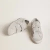 Zapatillas Old School para mujer en gamuza gris claro con una estrella de cuero con microbrillo