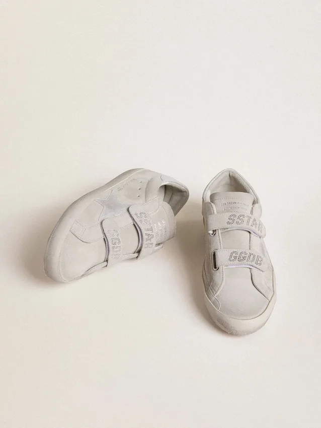 Zapatillas Old School para mujer en gamuza gris claro con una estrella de cuero con microbrillo
