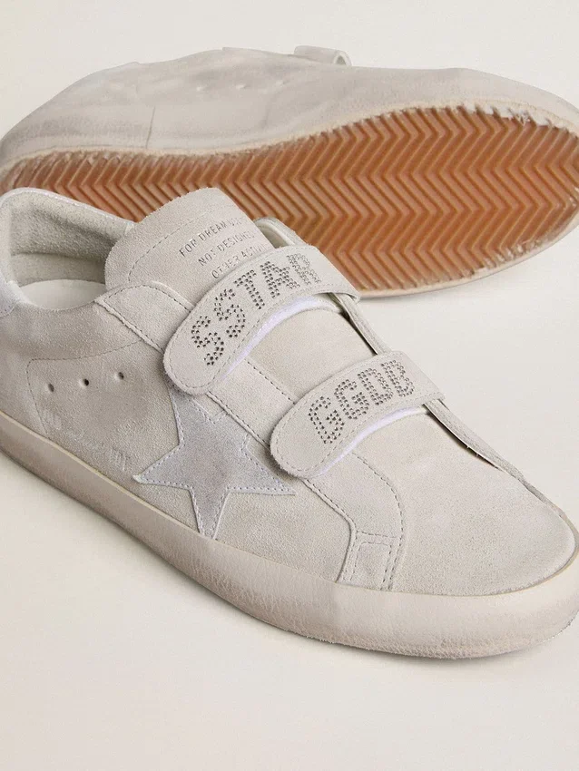 Zapatillas Old School para mujer en gamuza gris claro con una estrella de cuero con microbrillo