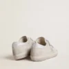 Zapatillas Old School para mujer en gamuza gris claro con una estrella de cuero con microbrillo
