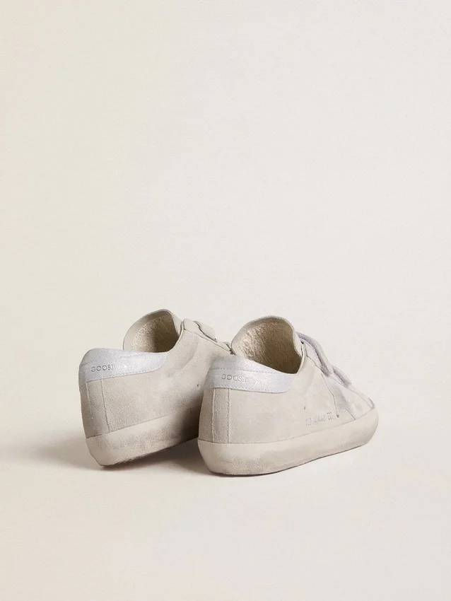 Zapatillas Old School para mujer en gamuza gris claro con una estrella de cuero con microbrillo