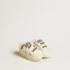 Zapatillas para bebé en piel napa con motivo de rosas rosas y estrella de gamuza blanca