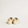 Zapatillas para bebé en piel napa con motivo de rosas rosas y estrella de gamuza blanca