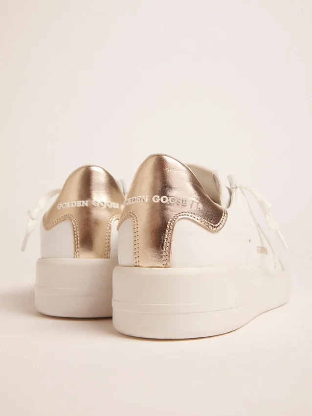 Zapatillas Purestar para mujer con lengüeta en el talón de color dorado