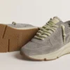 Zapatillas Running Sole para mujer en gamuza gris con estrella y lengüeta del talón de gamuza gris