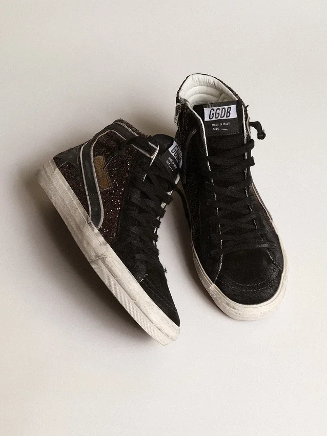 Zapatillas Slide en marrón con purpurina, estrella de cuero negro y detalles brillantes