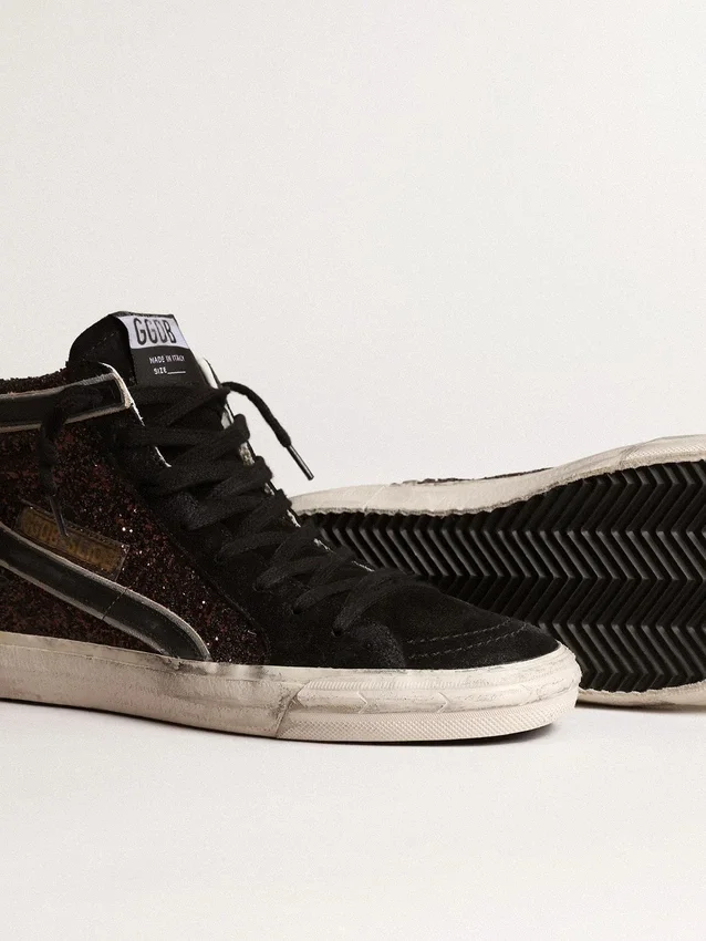 Zapatillas Slide en marrón con purpurina, estrella de cuero negro y detalles brillantes