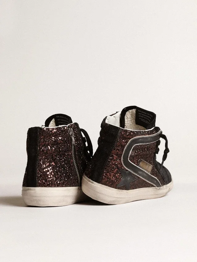 Zapatillas Slide en marrón con purpurina, estrella de cuero negro y detalles brillantes