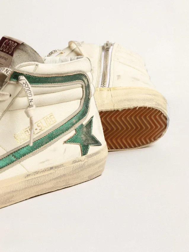 Zapatillas Slide en napa beige con estrella y rayo de cuero laminado verde