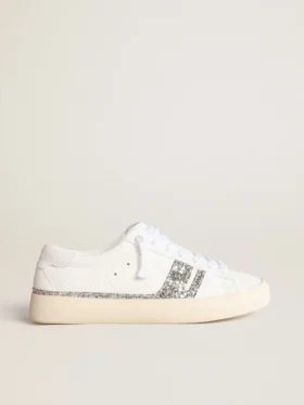 Zapatillas sostenibles Yatay Modelo 1B con parte superior blanca de origen biológico y purpurina reciclada plateada Y