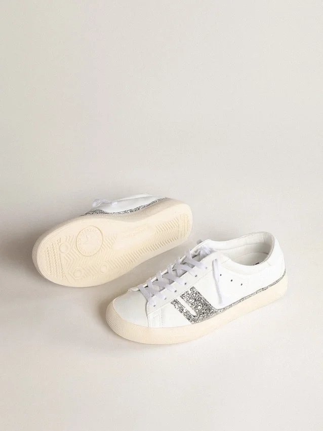 Zapatillas sostenibles Yatay Modelo 1B con parte superior blanca de origen biológico y purpurina reciclada plateada Y