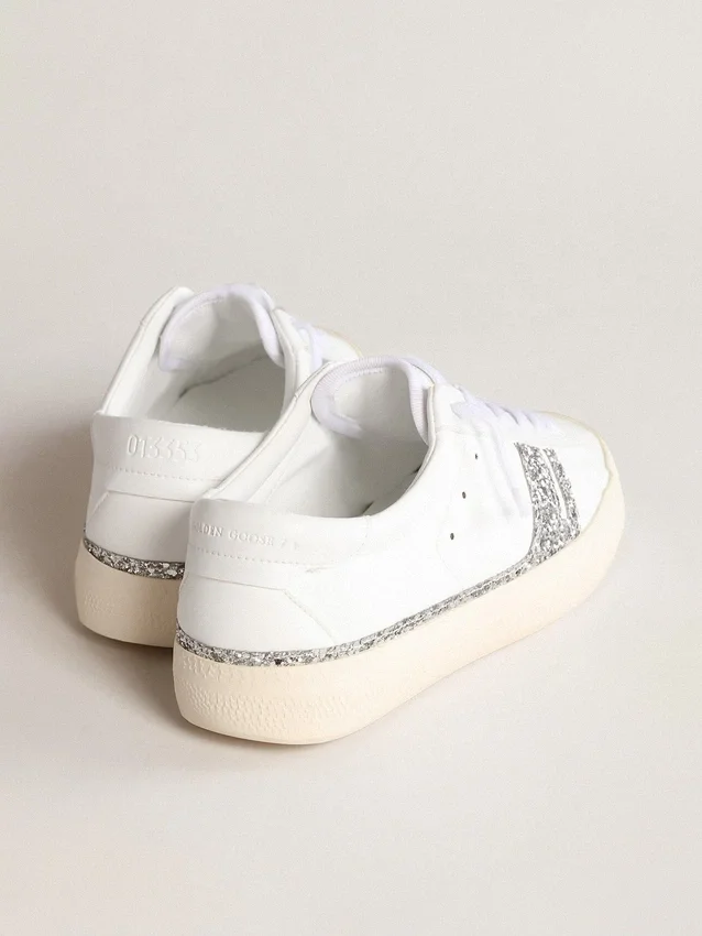 Zapatillas sostenibles Yatay Modelo 1B con parte superior blanca de origen biológico y purpurina reciclada plateada Y