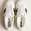 Zapatillas sostenibles Yatay Modelo 1B con parte superior blanca de origen biológico y Y negro
