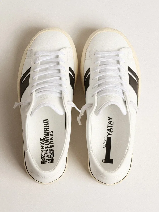 Zapatillas sostenibles Yatay Modelo 1B con parte superior blanca de origen biológico y Y negro