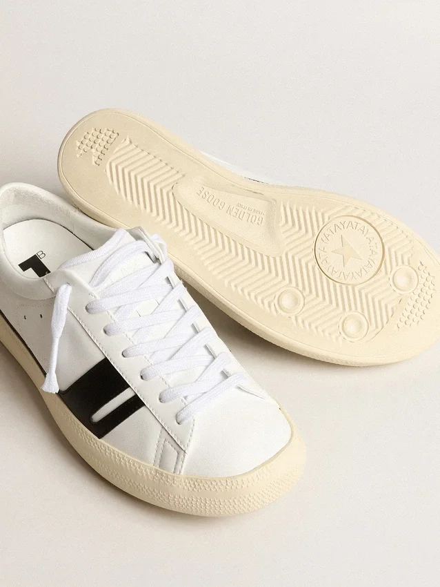 Zapatillas sostenibles Yatay Modelo 1B con parte superior blanca de origen biológico y Y negro
