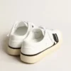 Zapatillas sostenibles Yatay Modelo 1B con parte superior blanca de origen biológico y Y negro