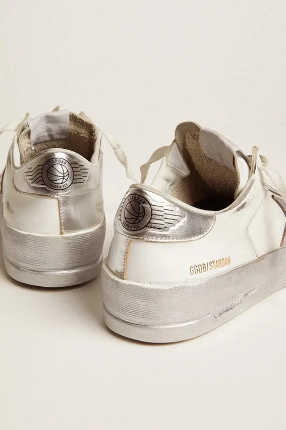 Zapatillas Stardan con estrella de cuero metalizado plateado y lengüeta en el talón