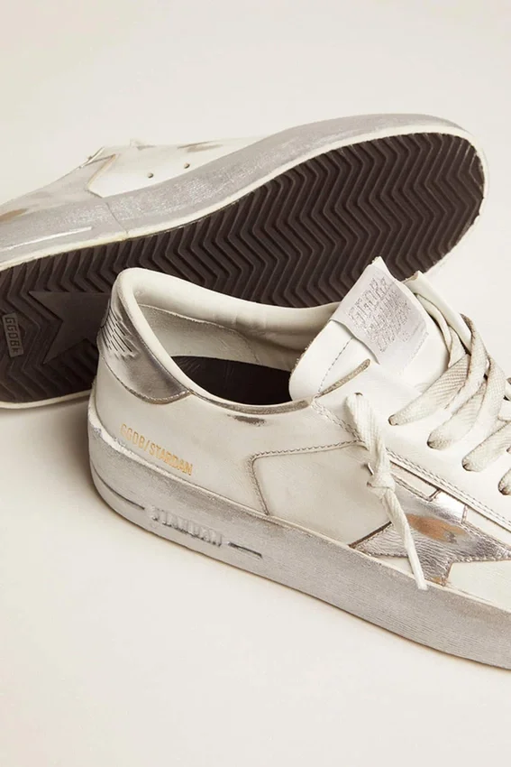 Zapatillas Stardan con estrella de cuero metalizado plateado y lengüeta en el talón