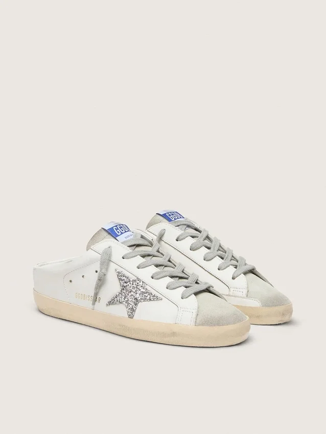 Zapatillas Super-Star Sabot con una estrella de purpurina platino y lengüeta de gamuza
