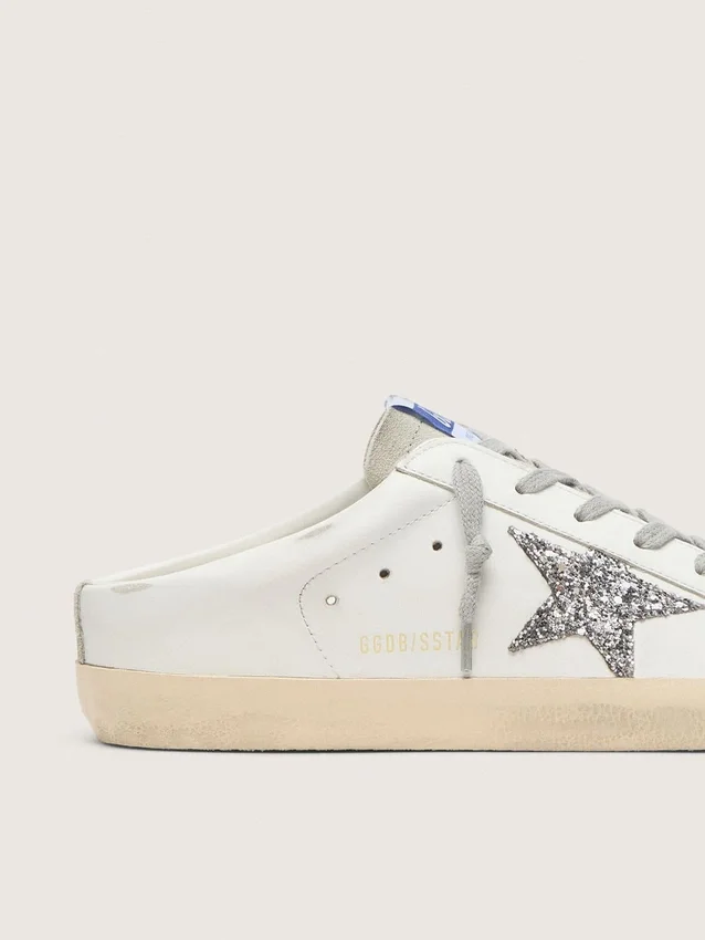 Zapatillas Super-Star Sabot con una estrella de purpurina platino y lengüeta de gamuza