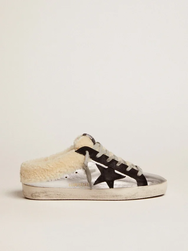 Zapatillas Super-Star Sabot para mujer en cuero laminado plateado con estrella negra