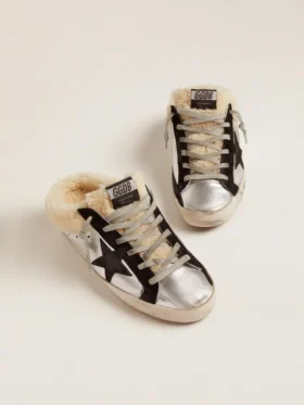 Zapatillas Super-Star Sabot para mujer en cuero laminado plateado con estrella negra