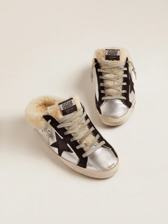 Zapatillas Super-Star Sabot para mujer en cuero laminado plateado con estrella negra