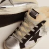 Zapatillas Super-Star Sabot para mujer en cuero laminado plateado con estrella negra