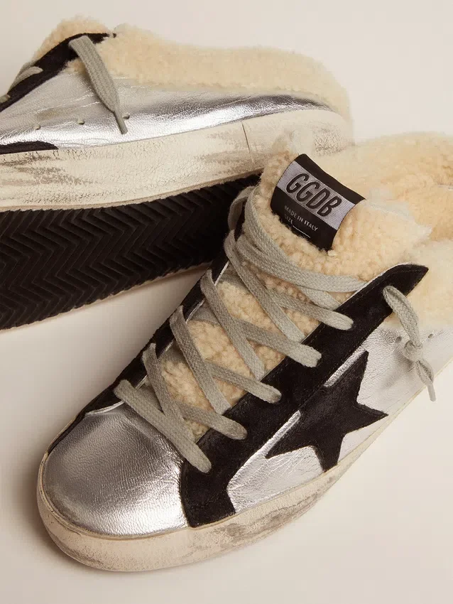 Zapatillas Super-Star Sabot para mujer en cuero laminado plateado con estrella negra