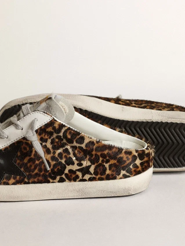Zapatillas Super-Star Sabot para mujer en piel de potro con estampado de leopardo y estrella negra