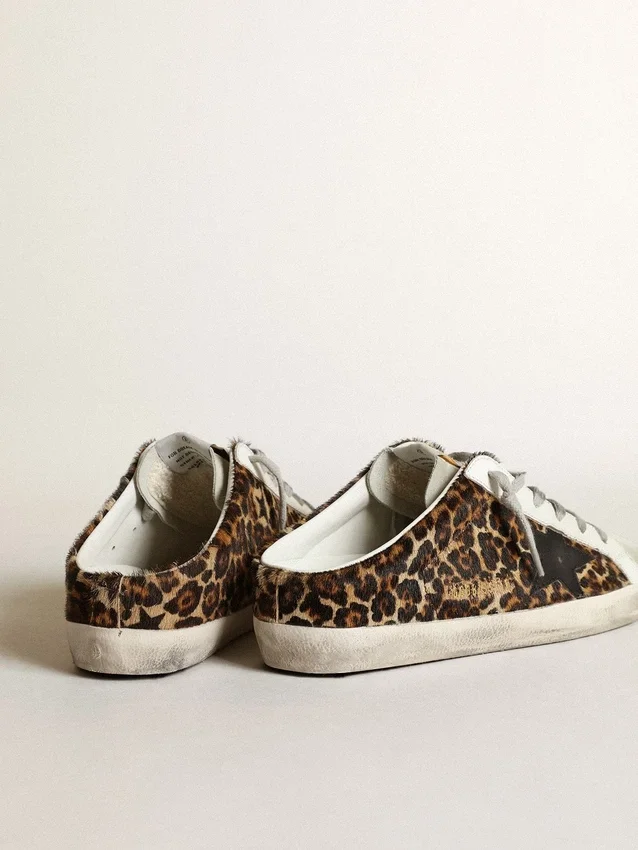 Zapatillas Super-Star Sabot para mujer en piel de potro con estampado de leopardo y estrella negra
