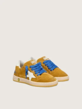 Zapatillas Young Ball Star en gamuza ocre con estrella y lengüeta en el talón de cuero blanco brillante