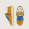 Zapatillas Young Ball Star en gamuza ocre con estrella y lengüeta en el talón de cuero blanco brillante