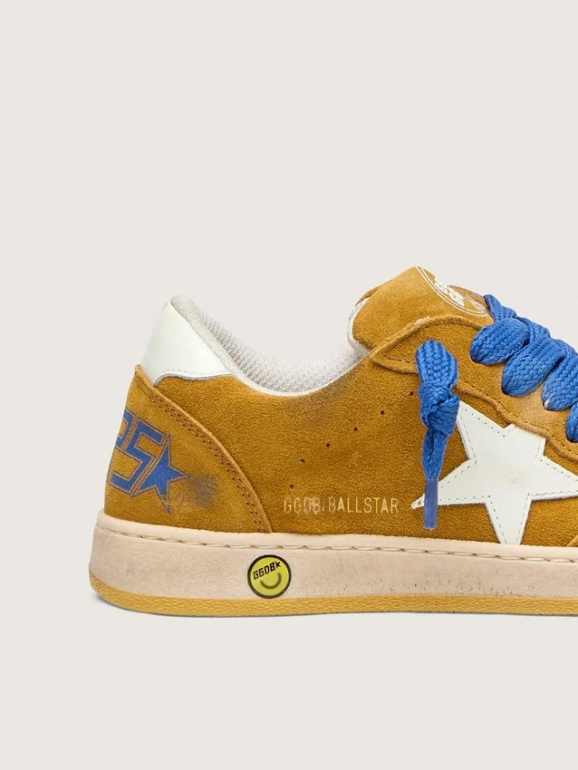 Zapatillas Young Ball Star en gamuza ocre con estrella y lengüeta en el talón de cuero blanco brillante