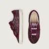 Zapatillas Young Old School en color burdeos con purpurina, con estrella de gamuza burdeos y lengüeta en el talón