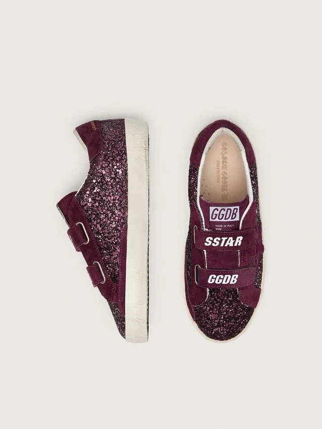 Zapatillas Young Old School en color burdeos con purpurina, con estrella de gamuza burdeos y lengüeta en el talón